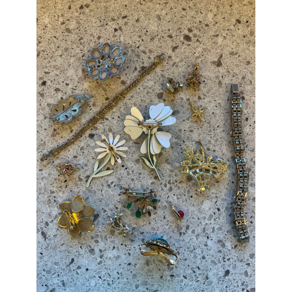 Vintage Costume Jewelry Lot Enamel Flower Brooches Rhinestone Pendants Bracelet - Picture 8 of 12